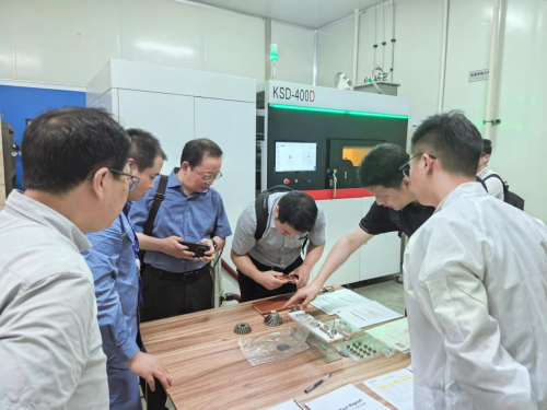 特种难焊金属双波长原位激光强化复合增材制造装备在渝通过验收